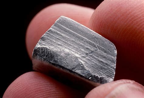  Indium: Khám Phá Kim Loại Hiếm Có Năng Lực Lạ Thường được Sử Dụng trong Bán Dẫn và Pin Mặt Trời!